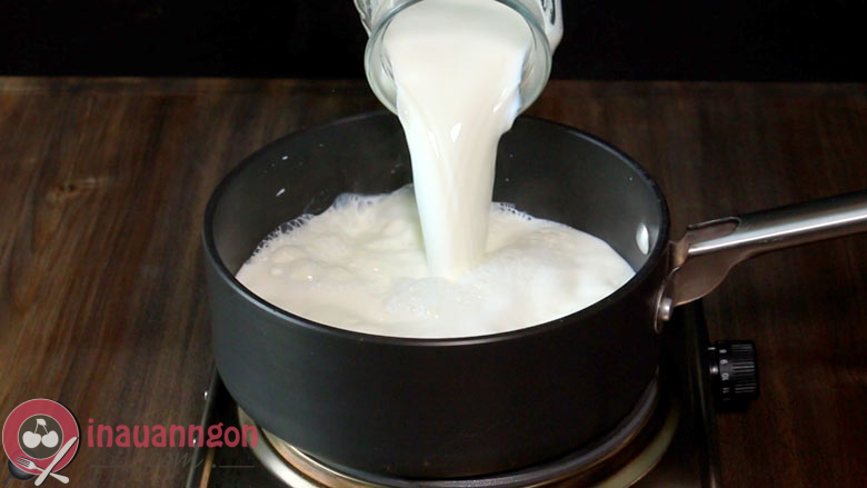 Pha hỗn hợp sữa tươi và sữa đặc để làm sữa chua không bị dăm đá