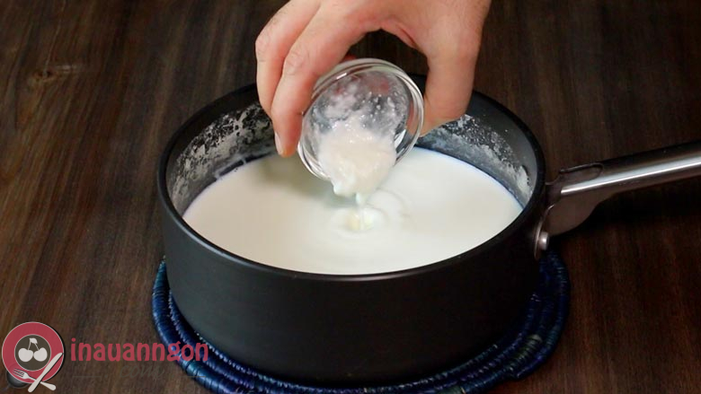 Làm hỗn hợp sữa chua cái trước khi ủ sữa chua không dăm đá dẻo mịn
