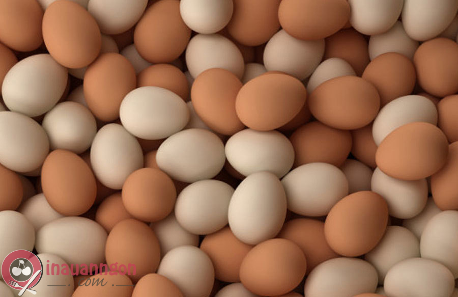Trứng gà chọn những quả còn mới, vỏ màu nâu sẫm