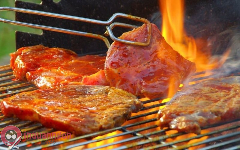 Thịt lợn nướng cùng muối ớt rất hấp dẫn