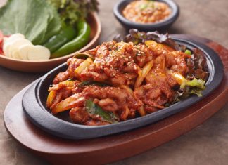 Tự làm thịt heo xào cay Hàn Quốc chuẩn vị để chiêu đãi cả nhà