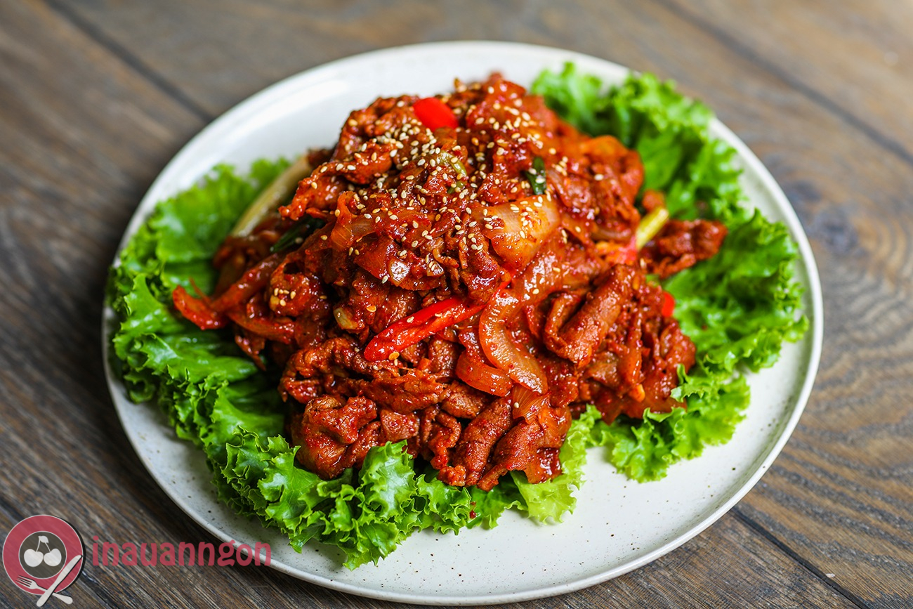 Thịt lợn xào cay Hàn Quốc có màu sắc vô cùng đặc trưng 