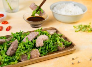 Thử làm hoa thiên lý xào thịt lợn cho bữa cơm thêm dinh dưỡng