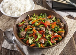 Trổ tài nấu nướng với món thịt xào rau củ thập cẩm thanh mát