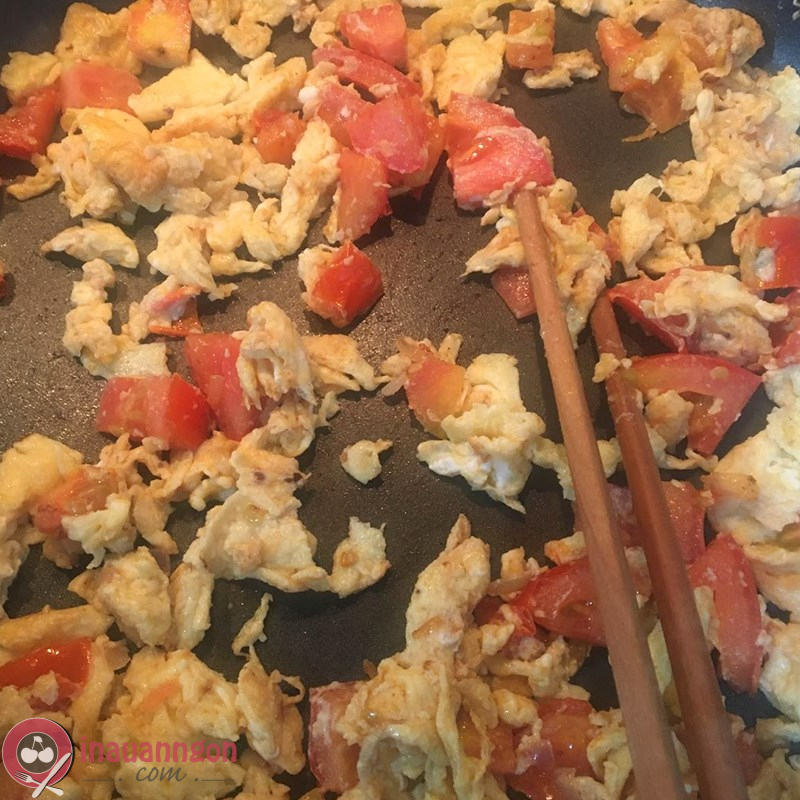 Xào trứng cùng cà chua rất đơn giản, dễ thực hiện khi bạn đã chuẩn bị nguyên liệu đầy đủ