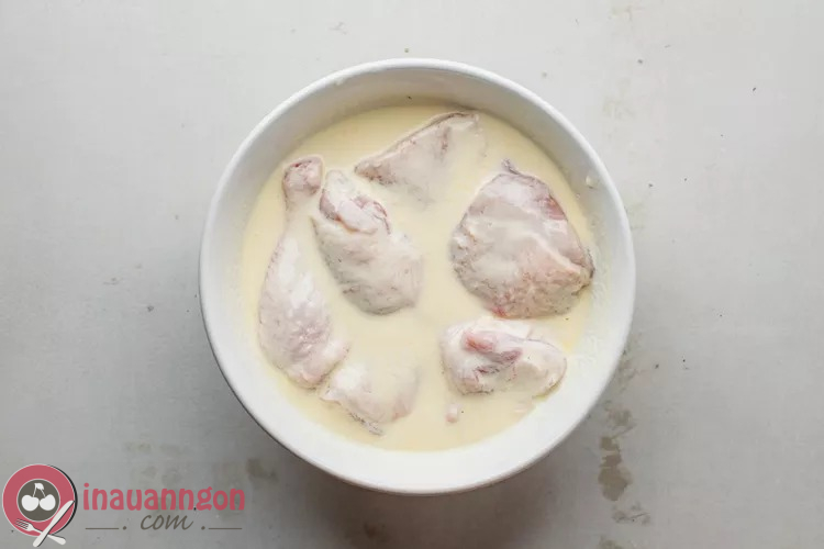 Ướp trước phần thịt gà với sữa từ 20 - 30 phút 