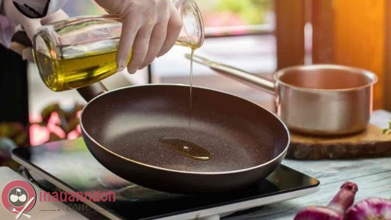 Trong cách làm cơm rang trứng bạn lưu ý không nên cho quá nhiều dầu sẽ bị ngấy