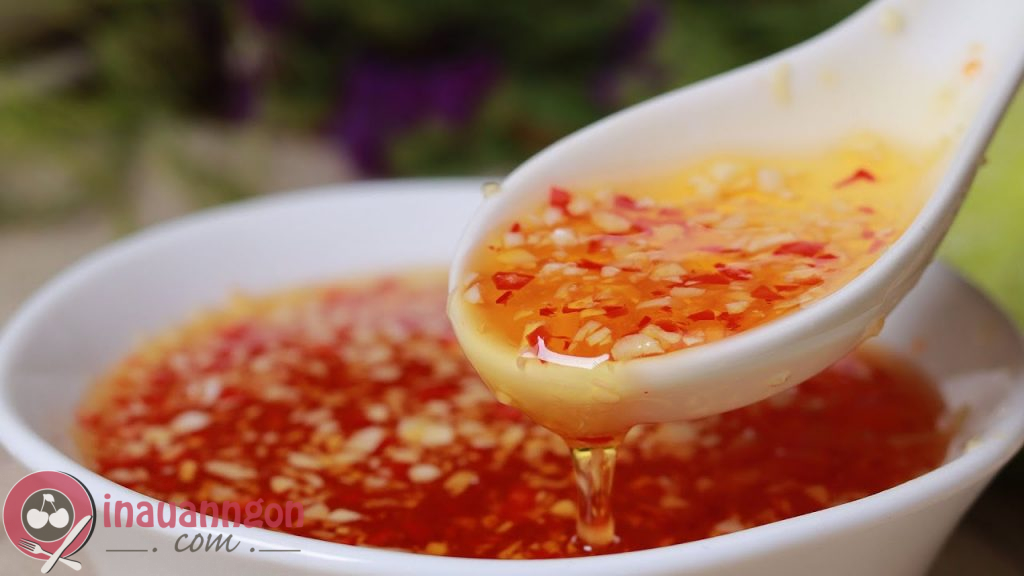 Bạn có thể pha nước chấm tỏi ớt đơn giản để chấm món rau lang luộc