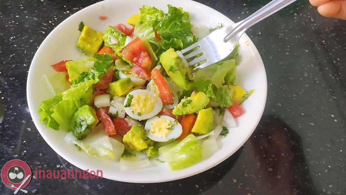 Salad trứng luộc với bơ cùng các nguyên liệu khác rất dễ ăn