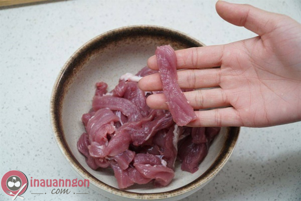 Thịt heo cắt thành từng que dài như ngón tay