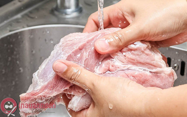 Rửa thịt heo thật sạch để khử mùi hôi