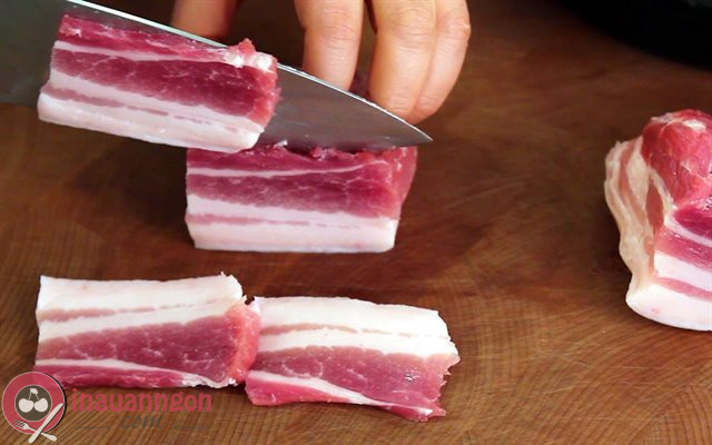 Chọn và sơ chế, cắt miếng thịt vừa ăn