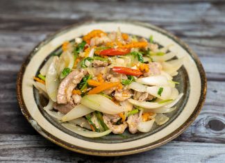 Hai công thức cực ngon chế biến thịt lợn xào hành tây