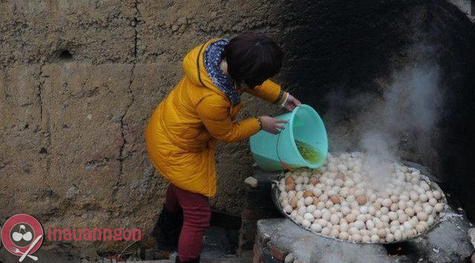 Trứng luộc nước tiểu được bày bán khá nhiều trên đường phố của Trung Quốc