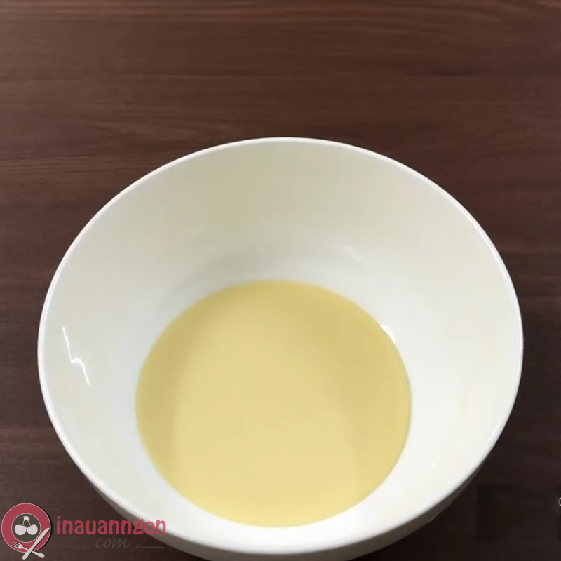 Trộn hỗn hợp sữa đặc, sữa tươi không đường, sữa chua và trà xanh 