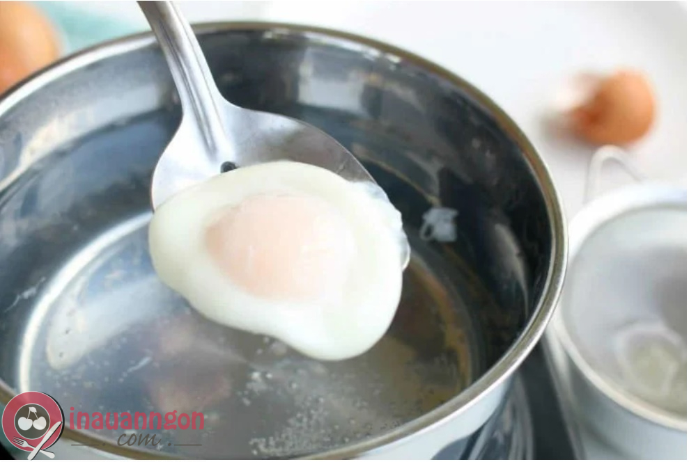 Chần trứng trong nước sôi khoảng 5 - 7 phút