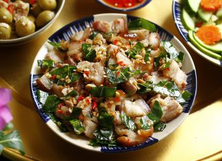 Bữa cơm gia đình ngon miệng với thịt lợn xào lá móc mật